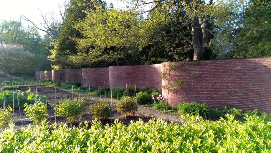 crinkle-crankle or ribbon brick wall at Stevens Coolidge Place